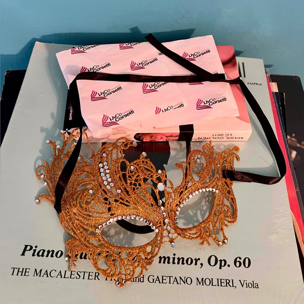 NIB Ornate Gold Masquerade Mask
